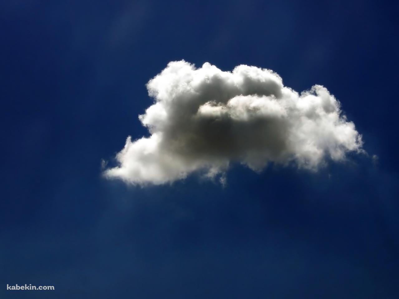 青い空と雲1つの壁紙(1280px x 960px) 高画質 PC・デスクトップ用