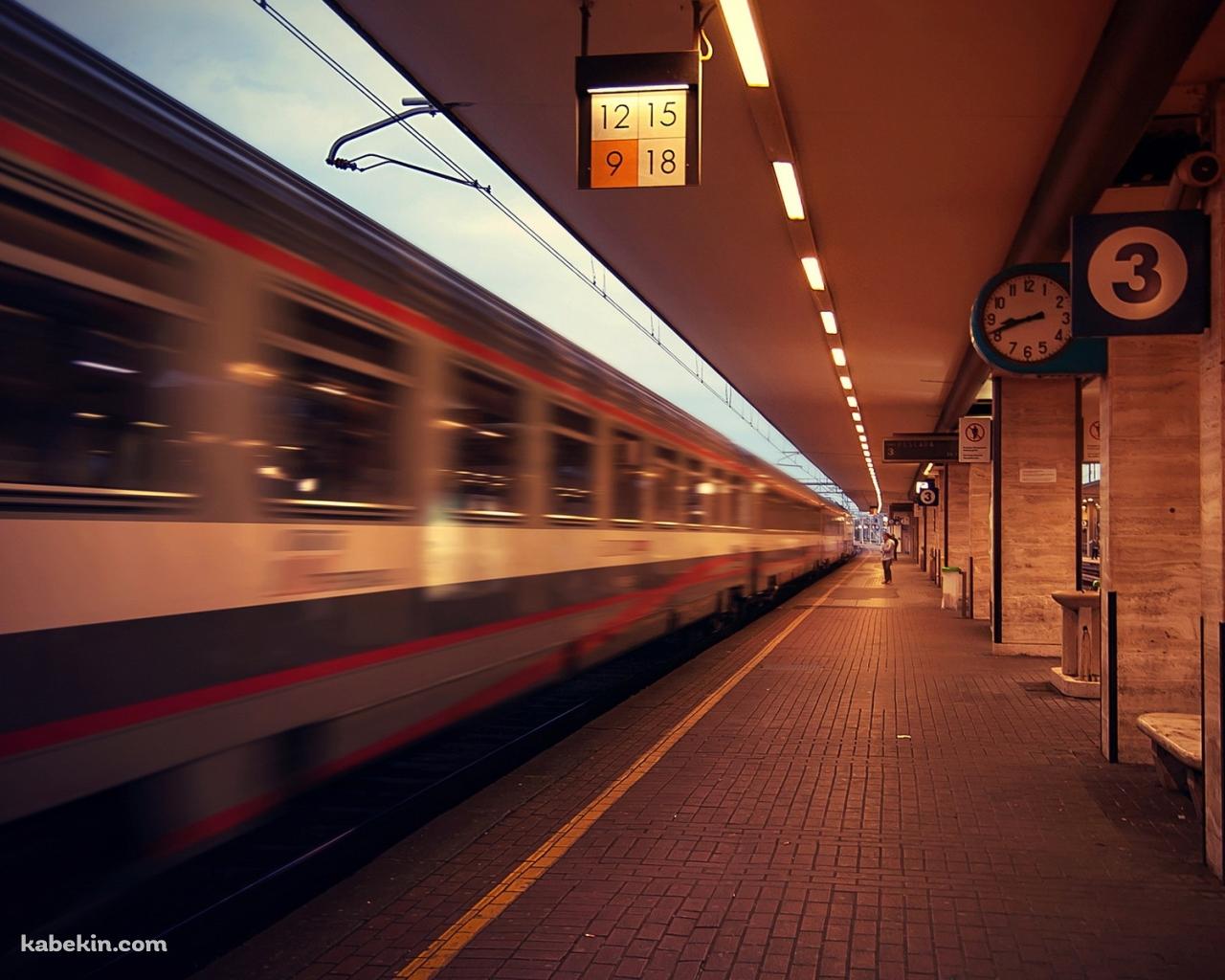 通過する電車の壁紙(1280px x 1024px) 高画質 PC・デスクトップ用