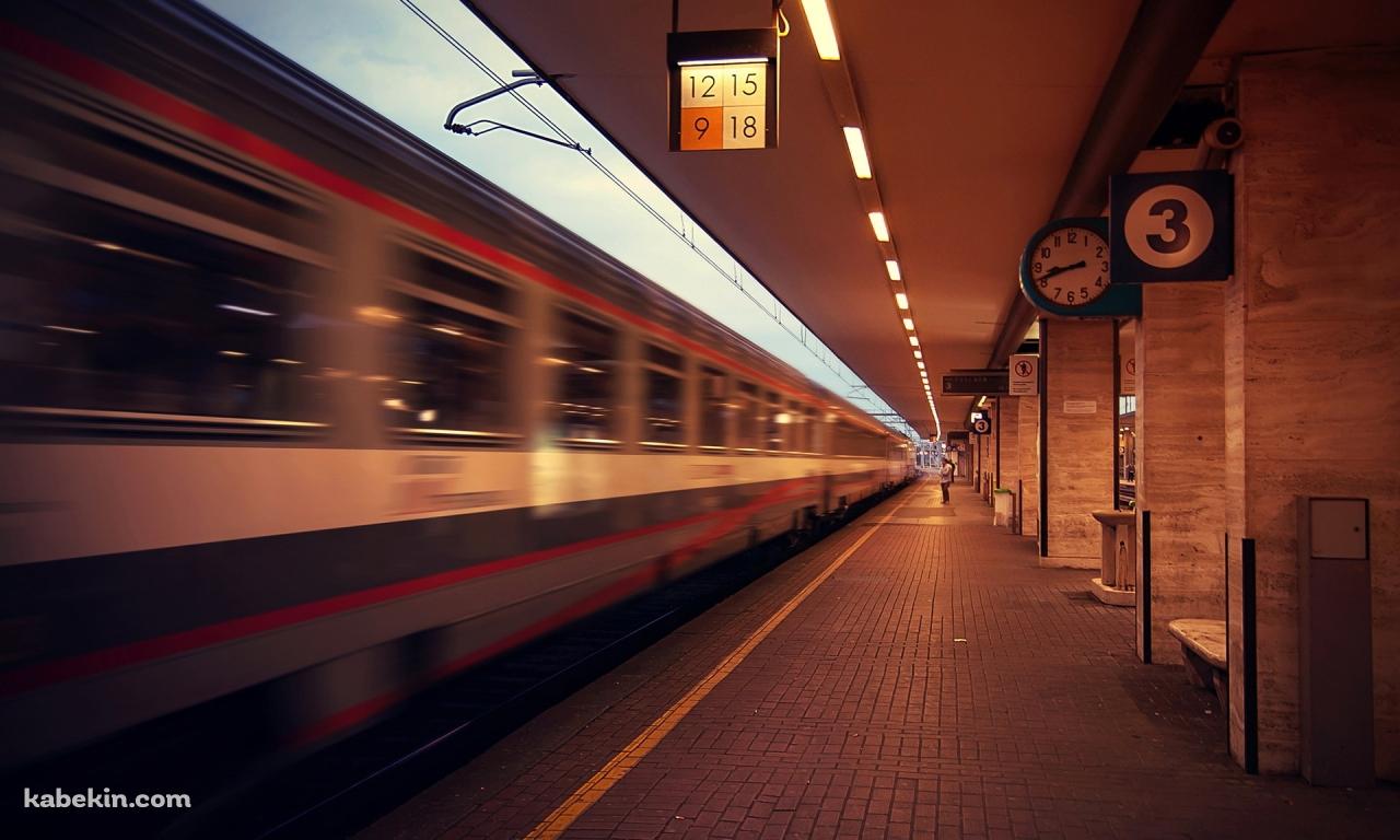 通過する電車の壁紙(1280px x 768px) 高画質 PC・デスクトップ用