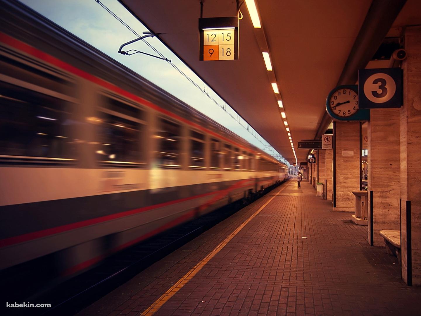 通過する電車の壁紙(1440px x 1080px) 高画質 PC・デスクトップ用