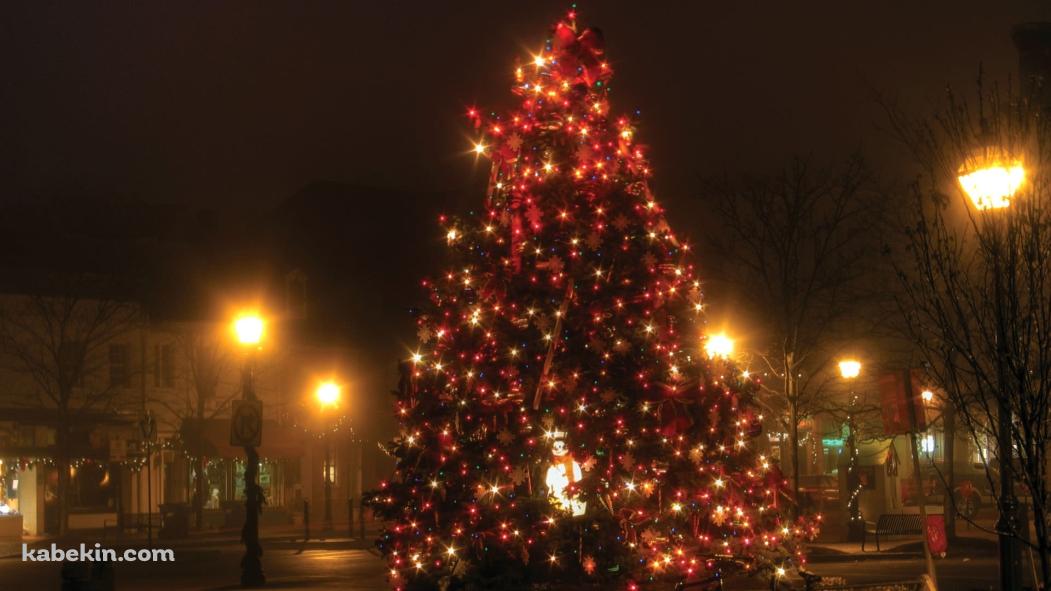広場にあるクリスマスツリーの壁紙(1051px x 591px) 高画質 PC・デスクトップ用