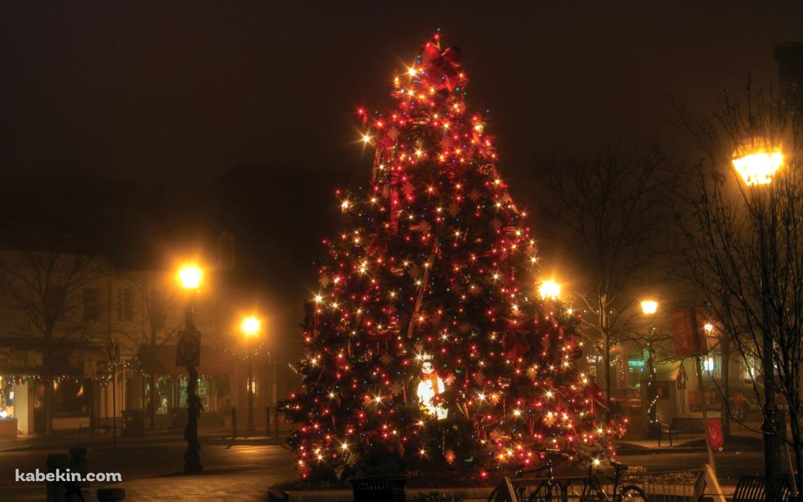 広場にあるクリスマスツリーの壁紙(1152px x 720px) 高画質 PC・デスクトップ用
