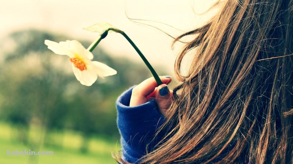 女性と白い花の壁紙(960px x 540px) 高画質 PC・デスクトップ用