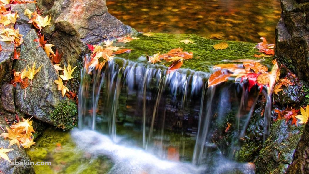 小さな滝の壁紙(1051px x 591px) 高画質 PC・デスクトップ用