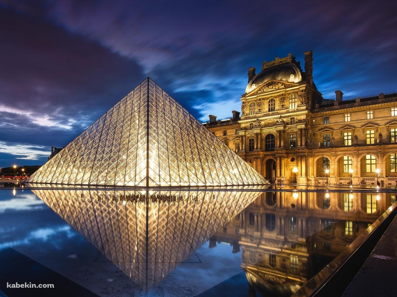 夜のパリのルーヴル美術館の壁紙(1280px x 960px) 高画質 PC・デスクトップ用