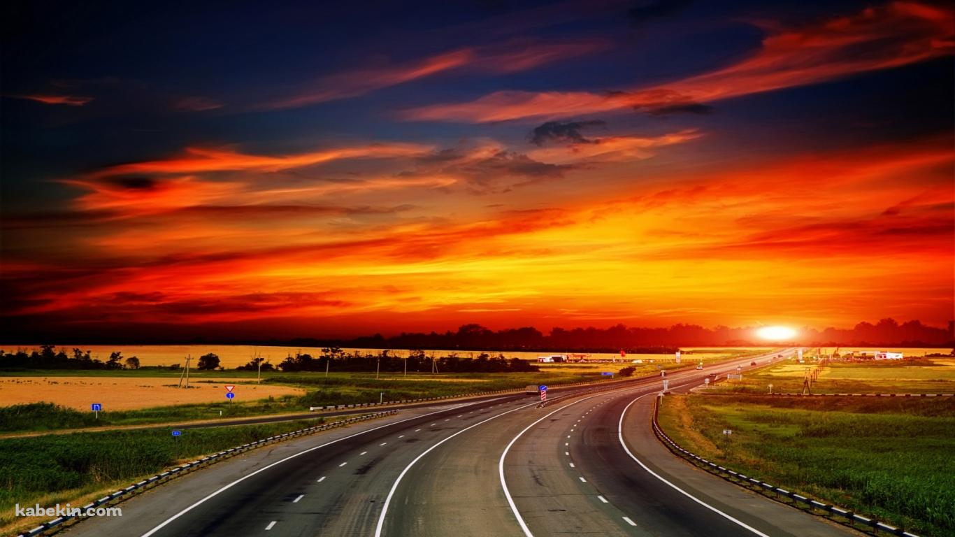 夕焼けと道路の壁紙(1366px x 768px) 高画質 PC・デスクトップ用