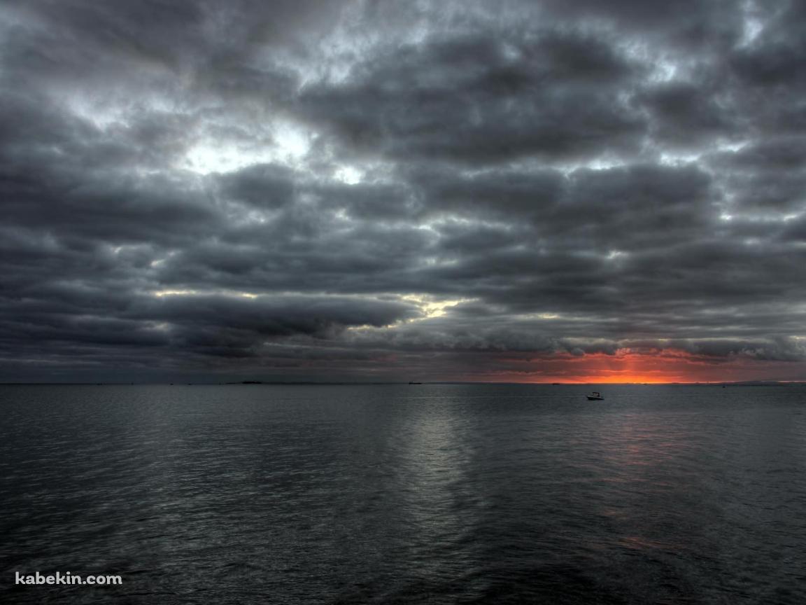 曇天の空と船の壁紙(1152px x 864px) 高画質 PC・デスクトップ用