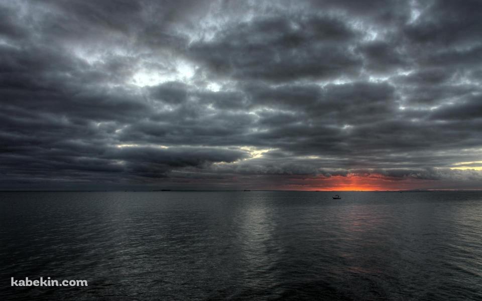 曇天の空と船の壁紙(960px x 600px) 高画質 PC・デスクトップ用