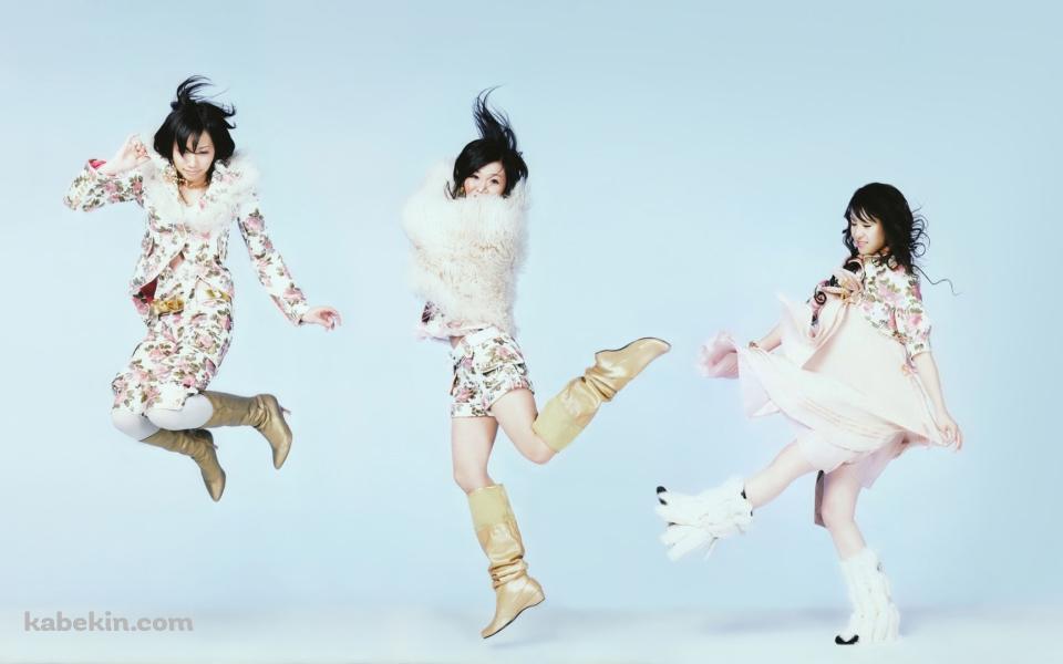 ジャンプするPerfumeの壁紙(960px x 600px) 高画質 PC・デスクトップ用