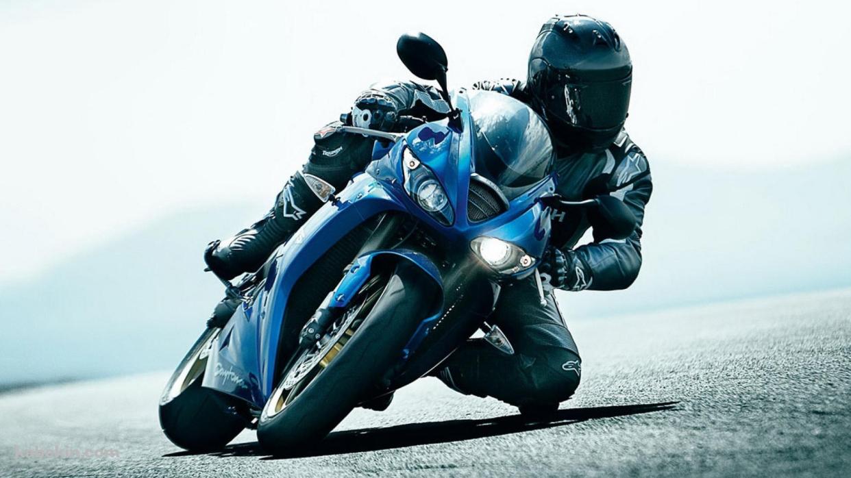バイクを傾けて走るレーサーの壁紙(1242px x 698px) 高画質 PC・デスクトップ用