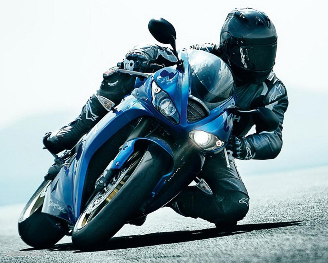 バイクを傾けて走るレーサーの壁紙(1280px x 1024px) 高画質 PC・デスクトップ用