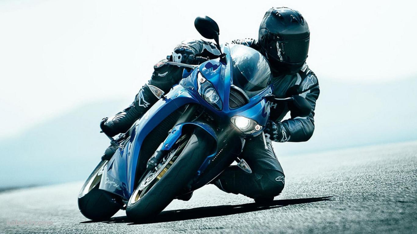 バイクを傾けて走るレーサーの壁紙(1366px x 768px) 高画質 PC・デスクトップ用