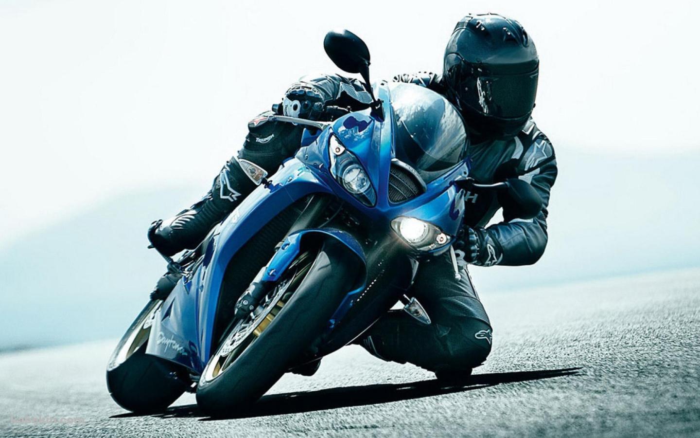 バイクを傾けて走るレーサーの壁紙(1440px x 900px) 高画質 PC・デスクトップ用