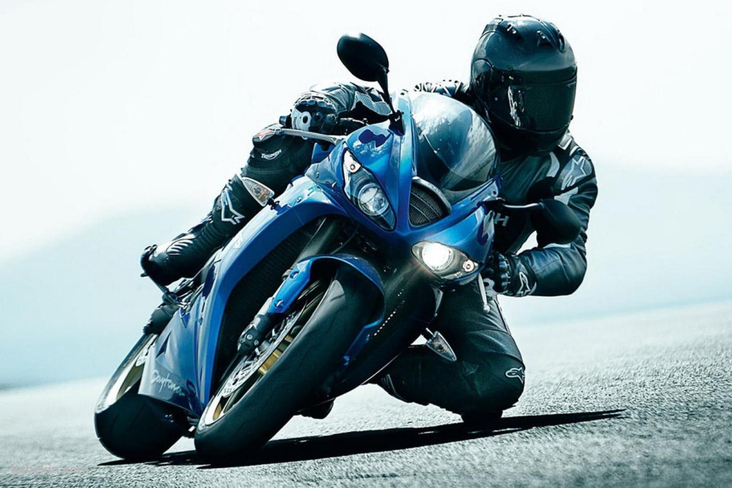 バイクを傾けて走るレーサーの壁紙(1440px x 960px) 高画質 PC・デスクトップ用