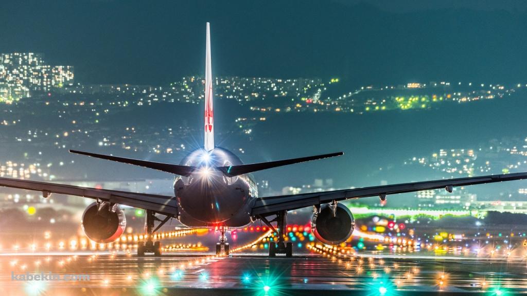 着陸した飛行機 滑走路の壁紙(1024px x 576px) 高画質 PC・デスクトップ用