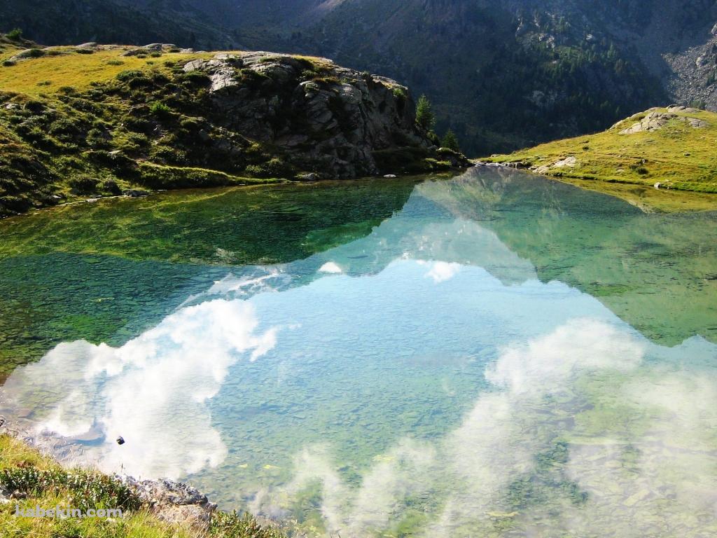 苔むした湖の壁紙(1024px x 768px) 高画質 PC・デスクトップ用