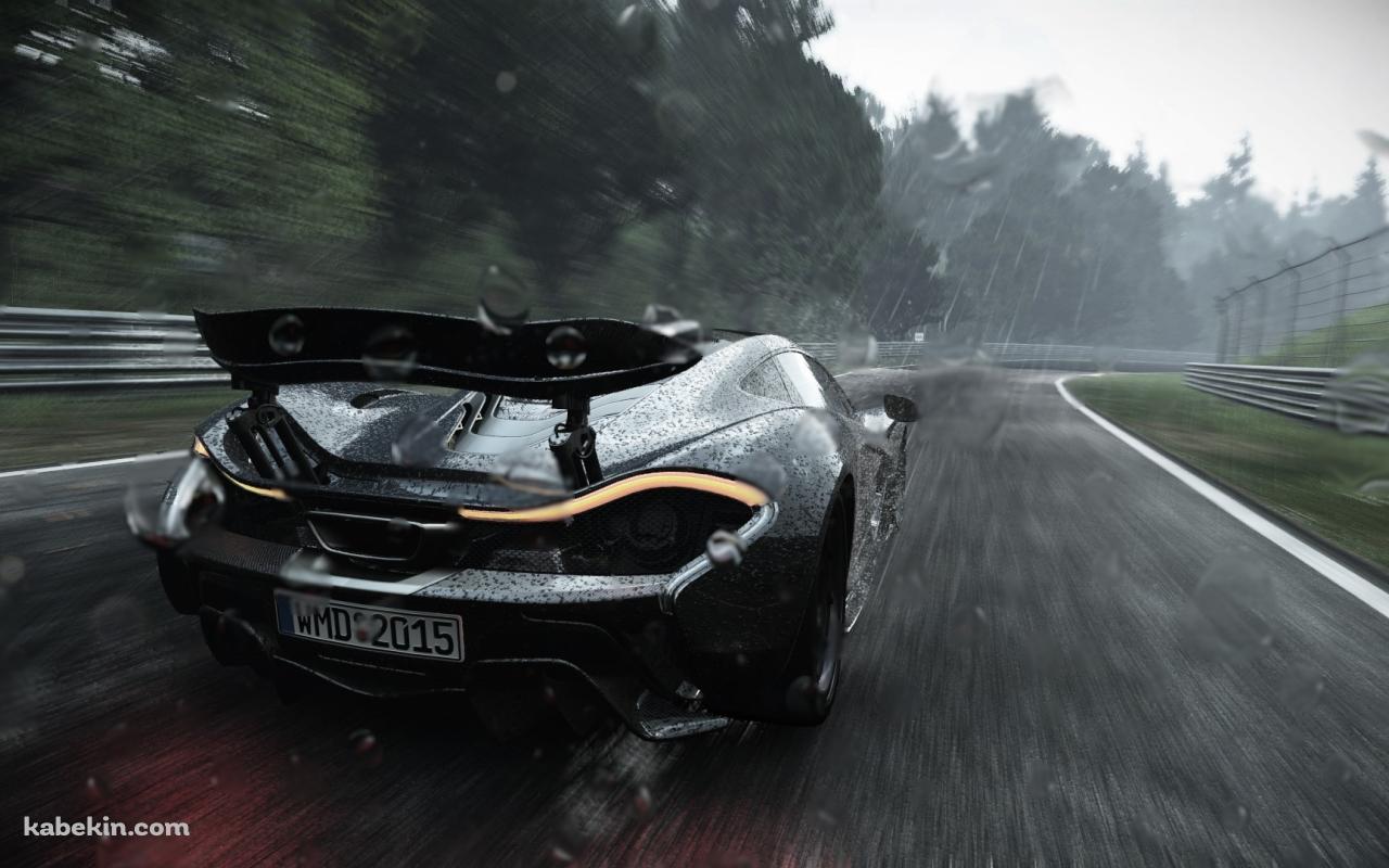 雨の中を疾走する黒いスポーツカーの壁紙(1280px x 800px) 高画質 PC・デスクトップ用