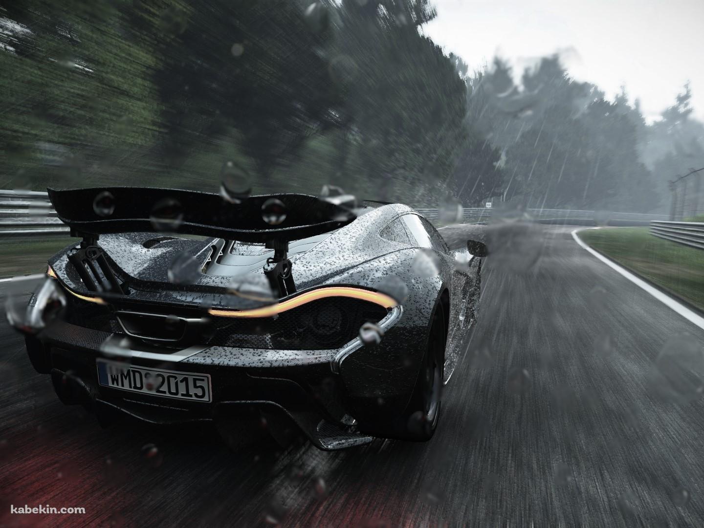 雨の中を疾走する黒いスポーツカーの壁紙(1440px x 1080px) 高画質 PC・デスクトップ用