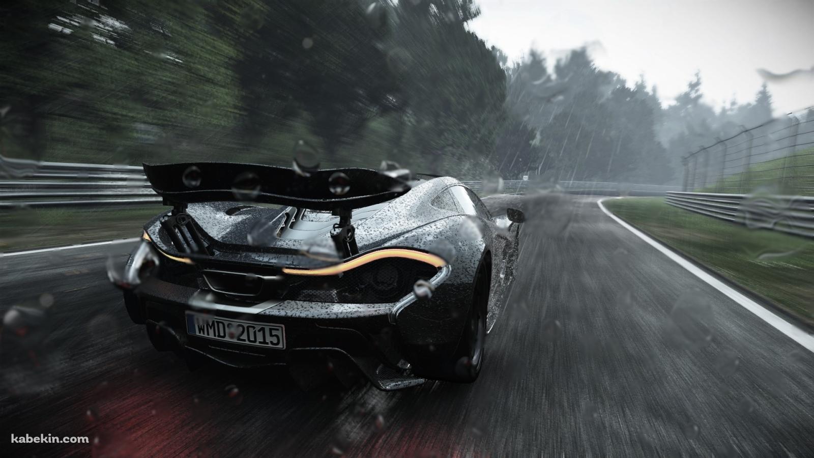 雨の中を疾走する黒いスポーツカーの壁紙(1600px x 900px) 高画質 PC・デスクトップ用
