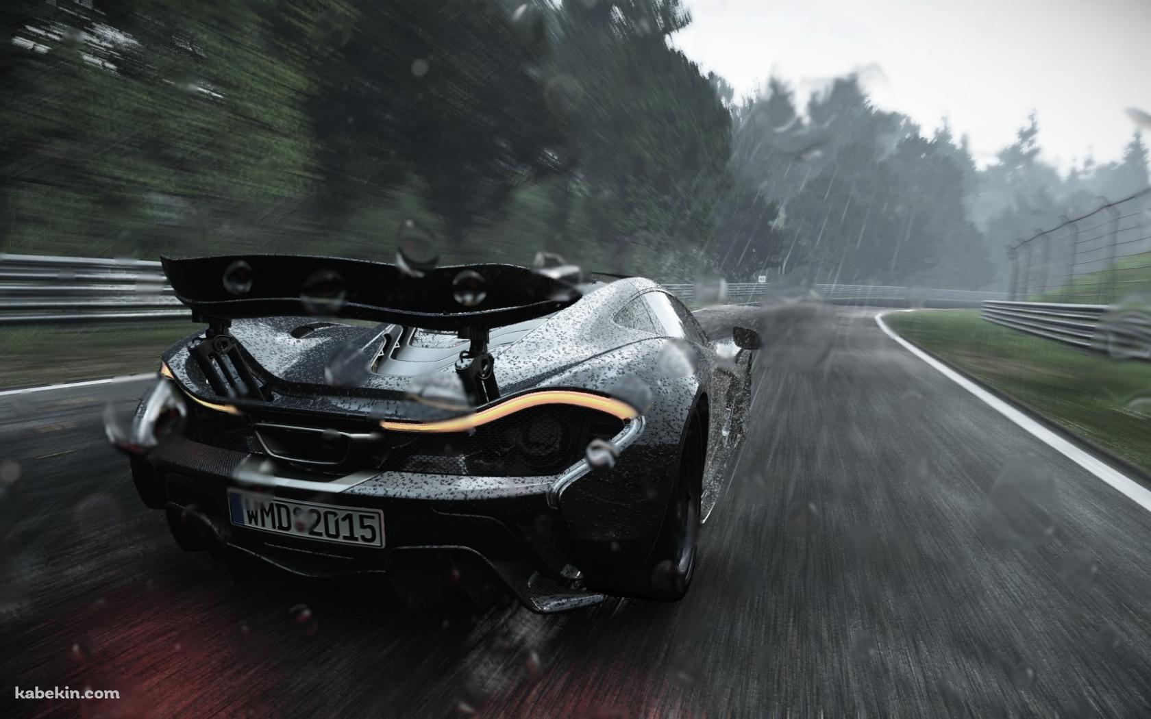 雨の中を疾走する黒いスポーツカーの壁紙(1680px x 1050px) 高画質 PC・デスクトップ用