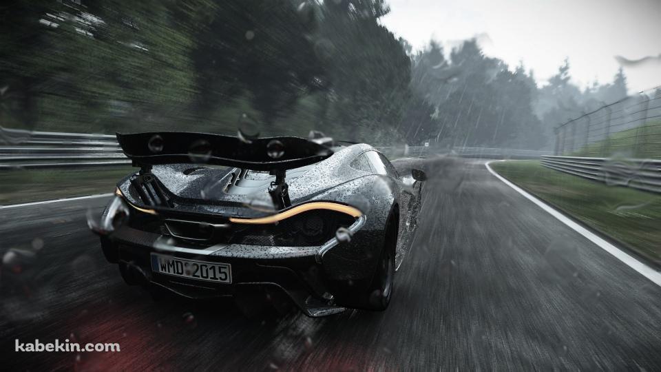 雨の中を疾走する黒いスポーツカーの壁紙(960px x 540px) 高画質 PC・デスクトップ用