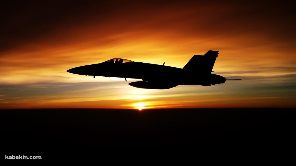 夕陽と戦闘機の壁紙(1242px x 698px) 高画質 PC・デスクトップ用