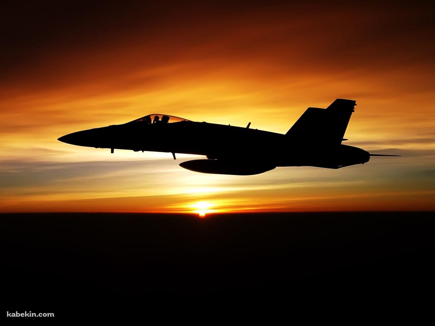 夕陽と戦闘機の壁紙(1400px x 1050px) 高画質 PC・デスクトップ用