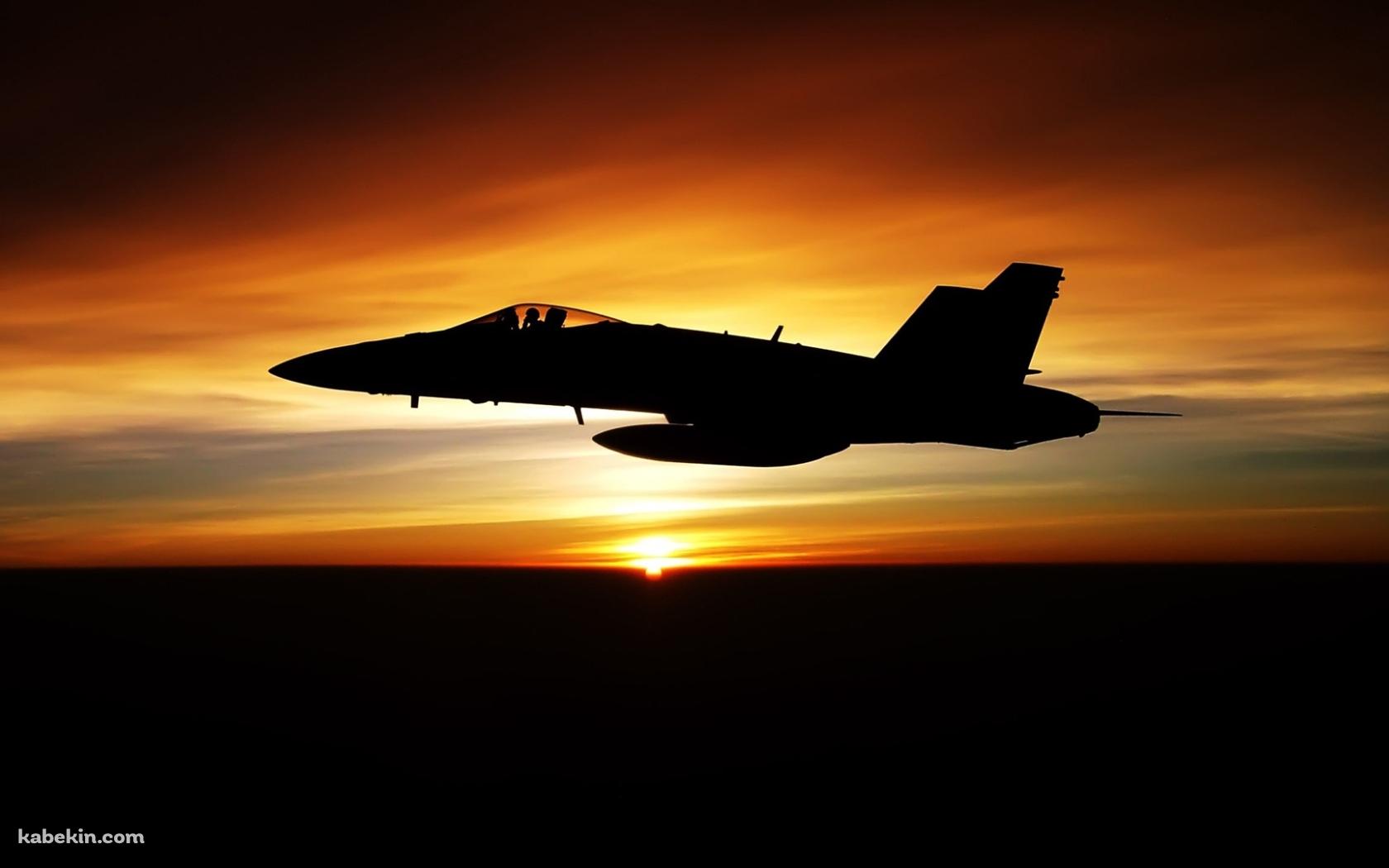 夕陽と戦闘機の壁紙(1680px x 1050px) 高画質 PC・デスクトップ用