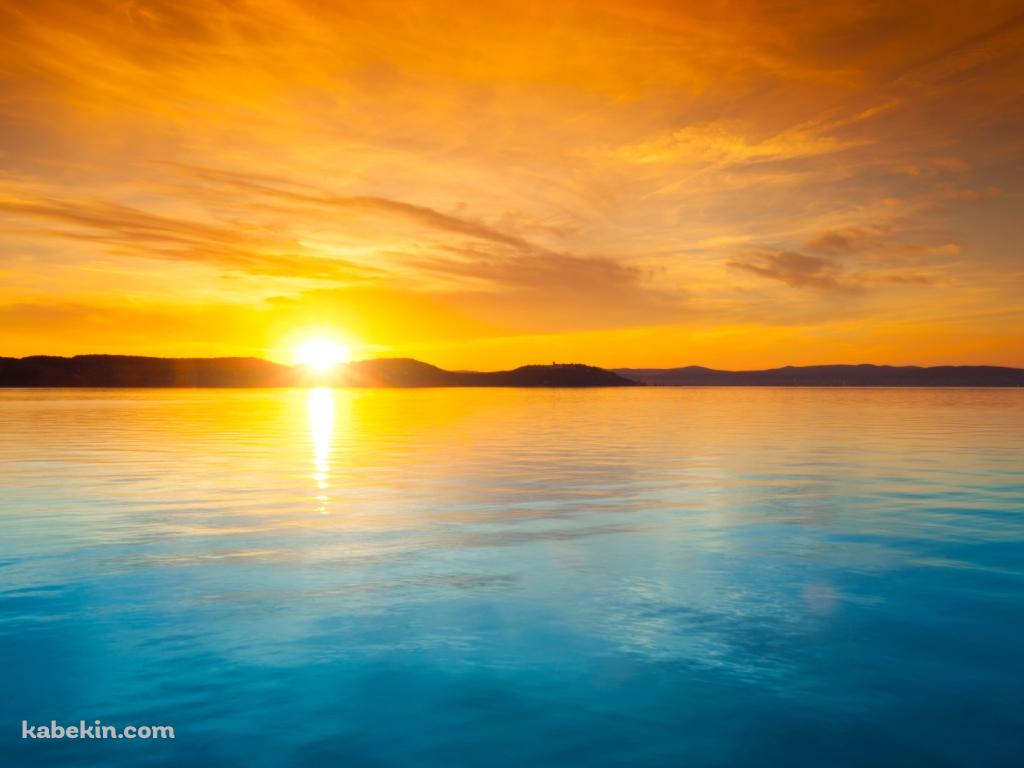 オレンジの夕陽 綺麗な青い海の壁紙(1024px x 768px) 高画質 PC・デスクトップ用