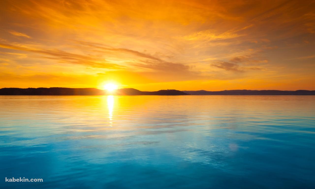 オレンジの夕陽 綺麗な青い海の壁紙(1280px x 768px) 高画質 PC・デスクトップ用