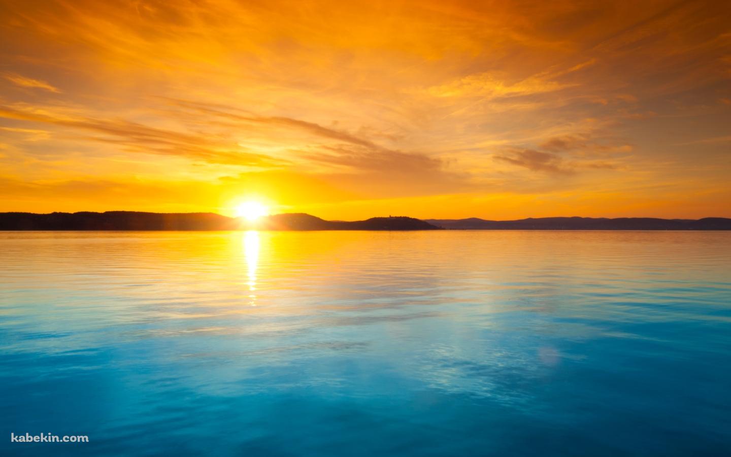 オレンジの夕陽 綺麗な青い海の壁紙(1440px x 900px) 高画質 PC・デスクトップ用
