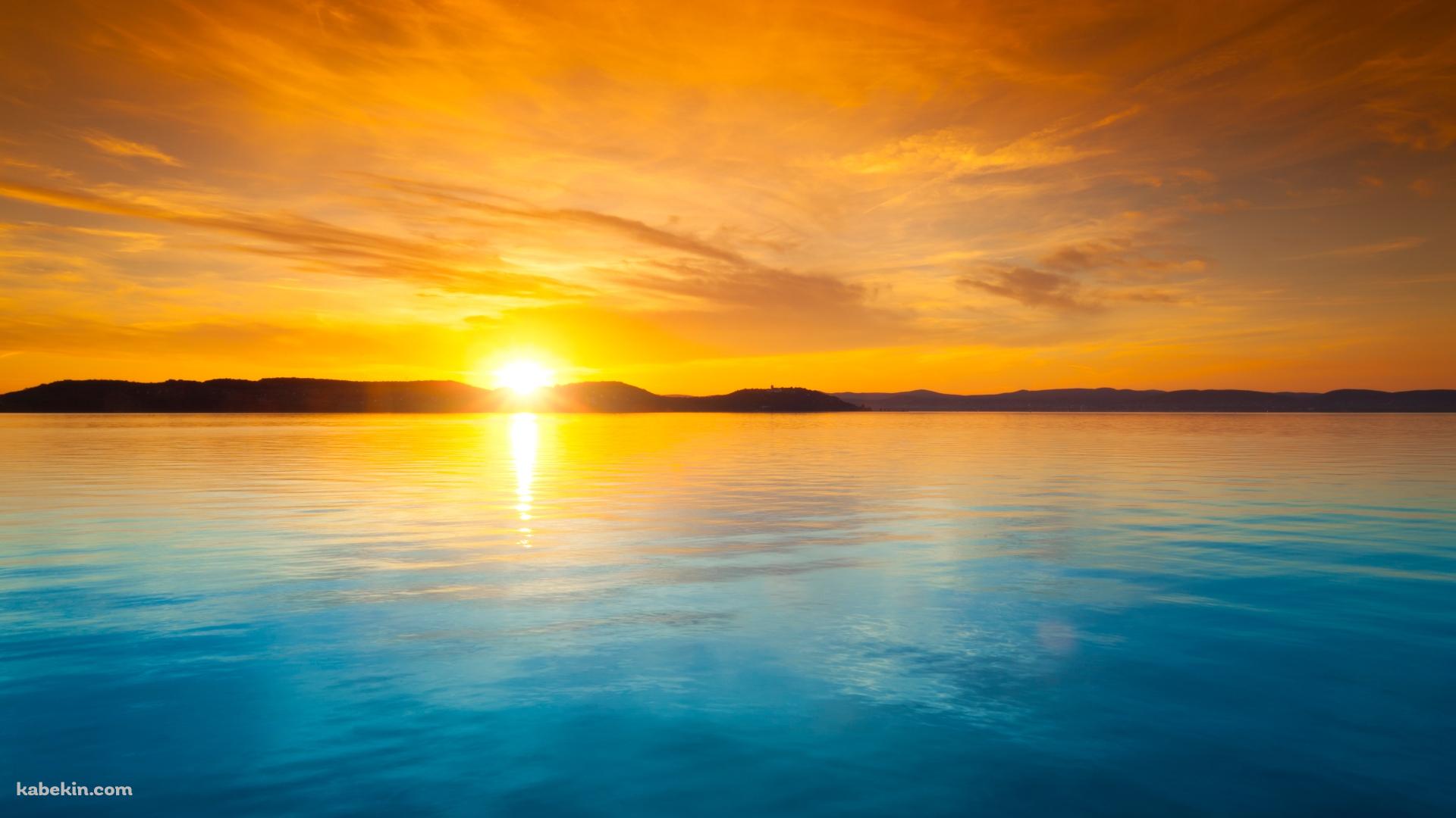 オレンジの夕陽 綺麗な青い海の壁紙(1920px x 1080px) 高画質 PC・デスクトップ用