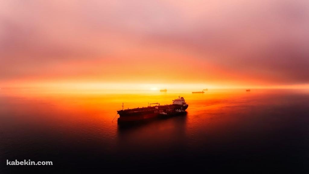 夕陽と石油タンカー GOLDEN ENERGYの壁紙(1024px x 576px) 高画質 PC・デスクトップ用