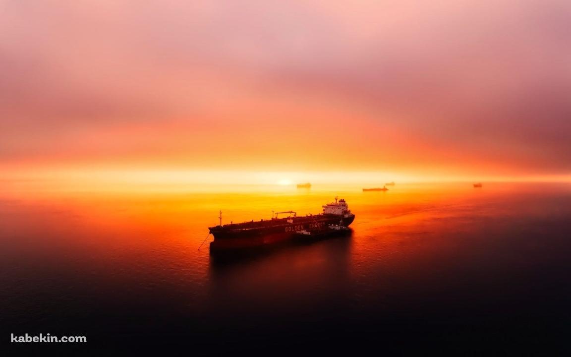 夕陽と石油タンカー GOLDEN ENERGYの壁紙(1152px x 720px) 高画質 PC・デスクトップ用