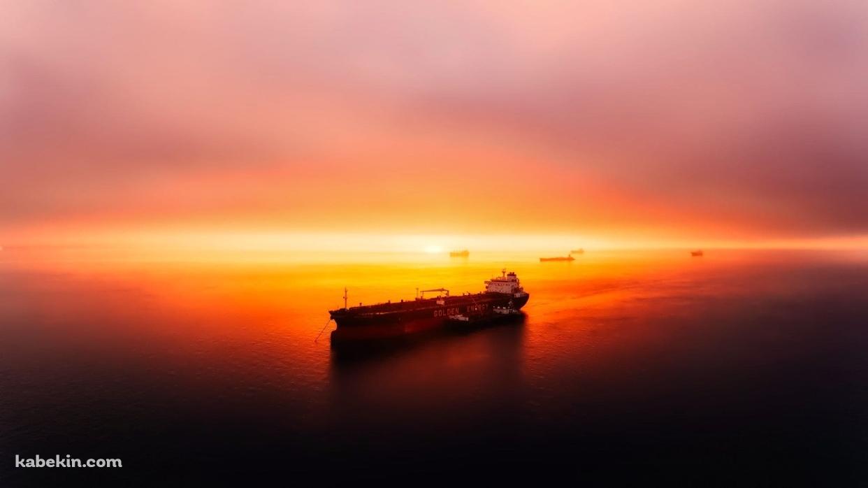 夕陽と石油タンカー GOLDEN ENERGYの壁紙(1242px x 698px) 高画質 PC・デスクトップ用