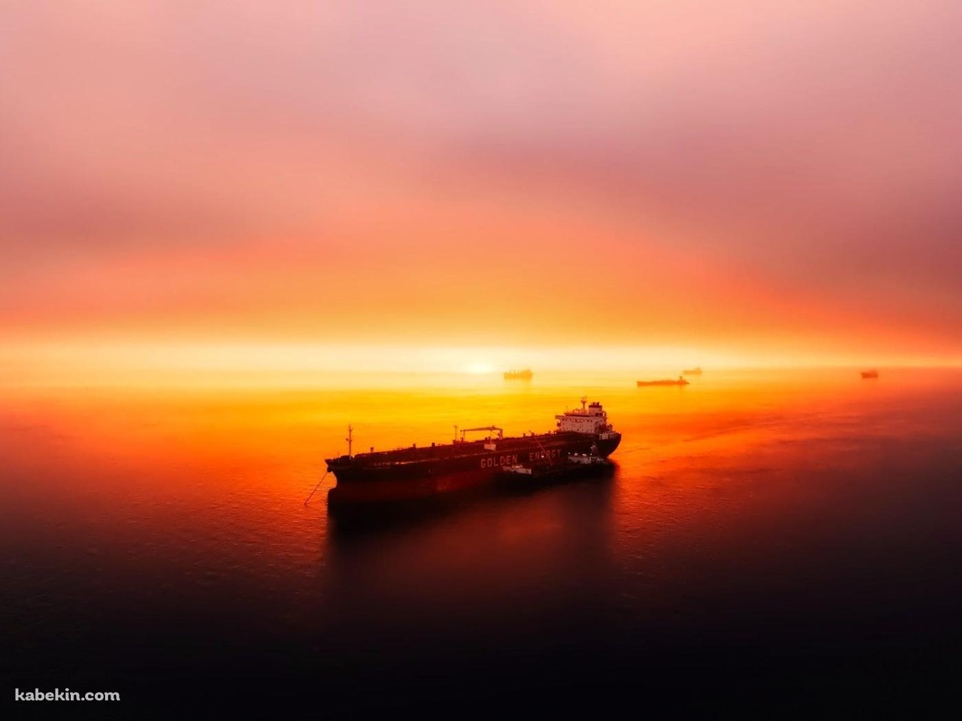 夕陽と石油タンカー GOLDEN ENERGYの壁紙(1400px x 1050px) 高画質 PC・デスクトップ用