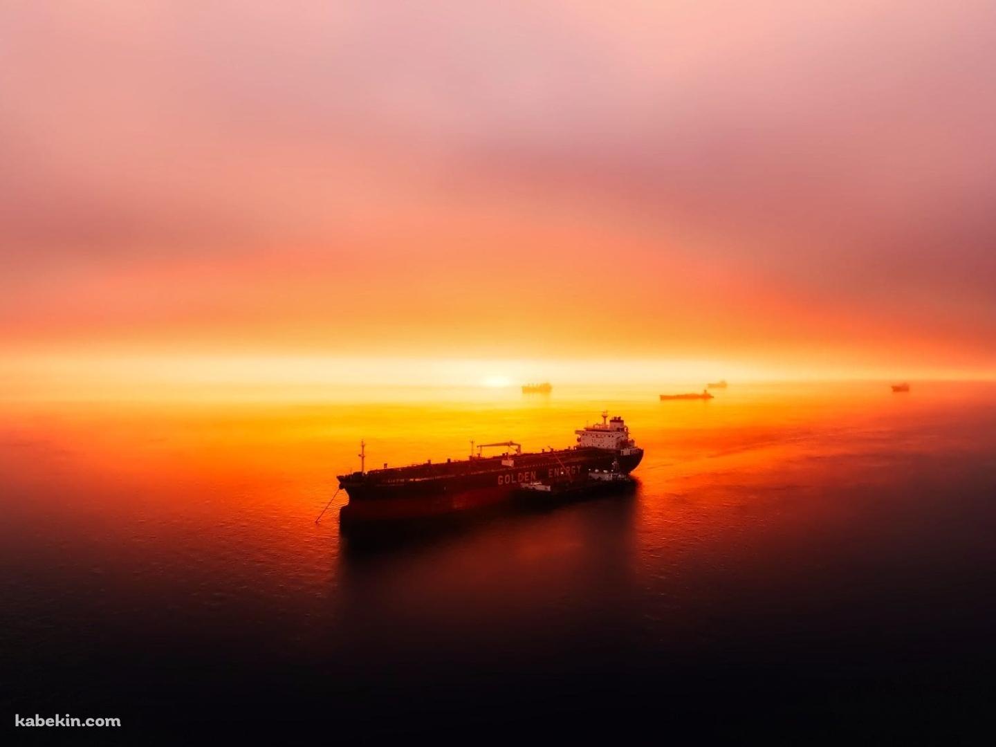夕陽と石油タンカー GOLDEN ENERGYの壁紙(1440px x 1080px) 高画質 PC・デスクトップ用