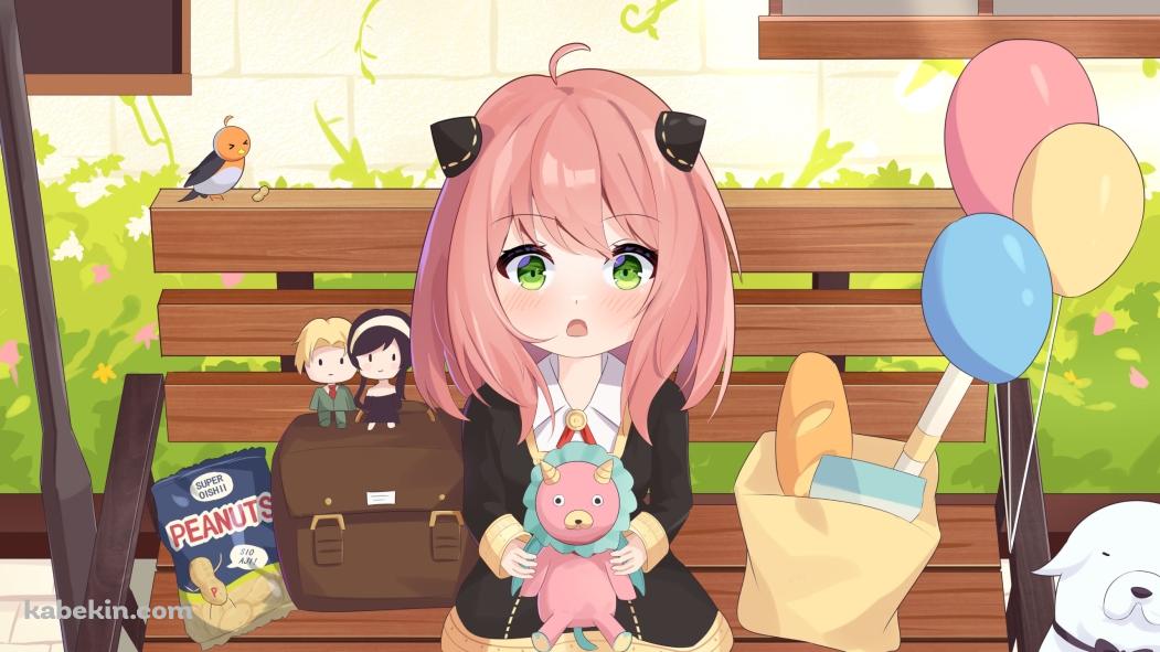 木のベンチに座るかわいいアーニャ ぬいぐるみ 風船の壁紙(1051px x 591px) 高画質 PC・デスクトップ用