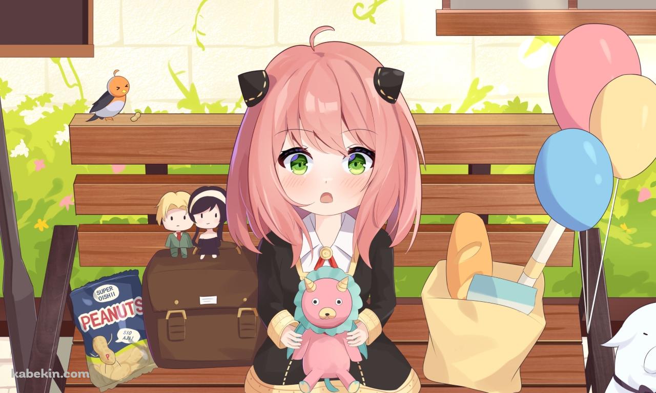 木のベンチに座るかわいいアーニャ ぬいぐるみ 風船の壁紙(1280px x 768px) 高画質 PC・デスクトップ用