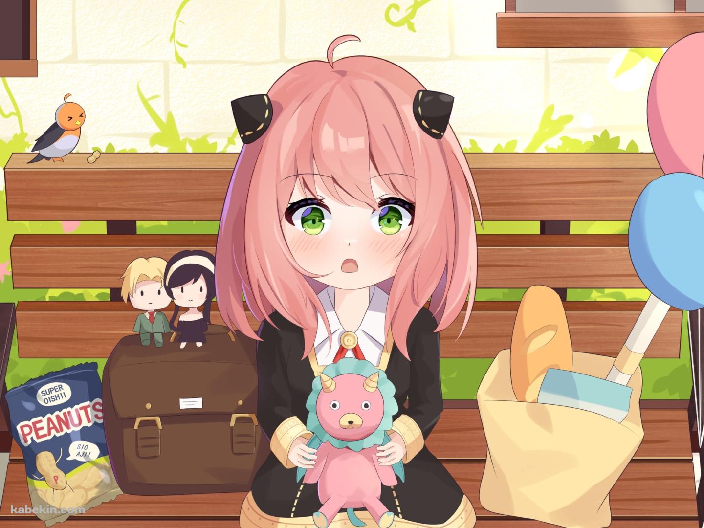 木のベンチに座るかわいいアーニャ ぬいぐるみ 風船の壁紙(1440px x 1080px) 高画質 PC・デスクトップ用