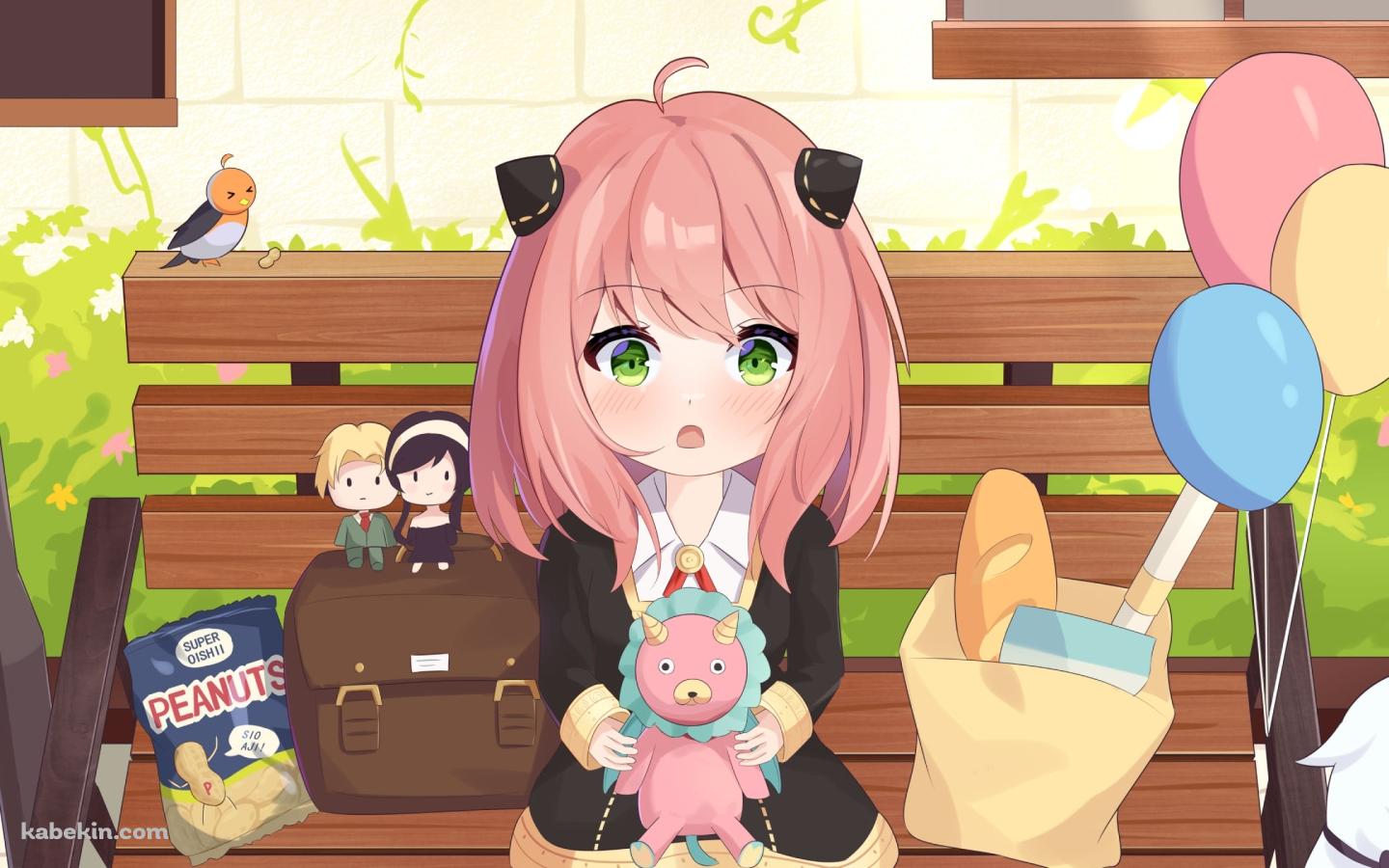 木のベンチに座るかわいいアーニャ ぬいぐるみ 風船の壁紙(1440px x 900px) 高画質 PC・デスクトップ用