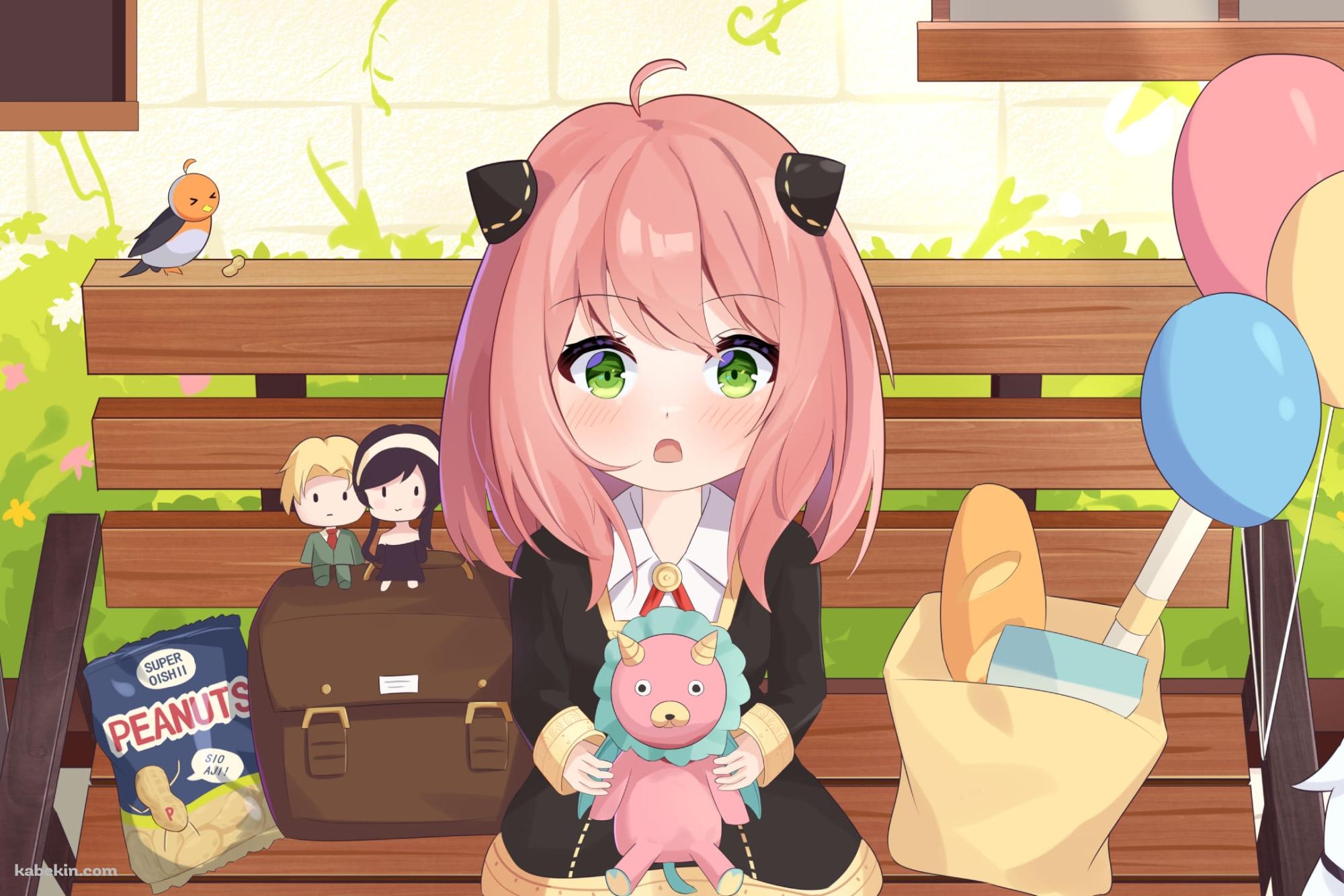 木のベンチに座るかわいいアーニャ ぬいぐるみ 風船の壁紙(2000px x 1333px) 高画質 PC・デスクトップ用