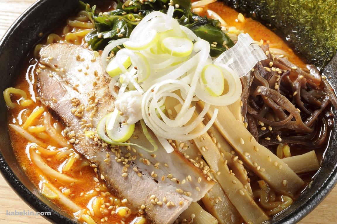 美味しそうなラーメン / ネギ / メンマ / チャーシュー / 海苔 / ゴマ / めかぶ / きくらげの壁紙(1152px x 768px) 高画質 PC・デスクトップ用