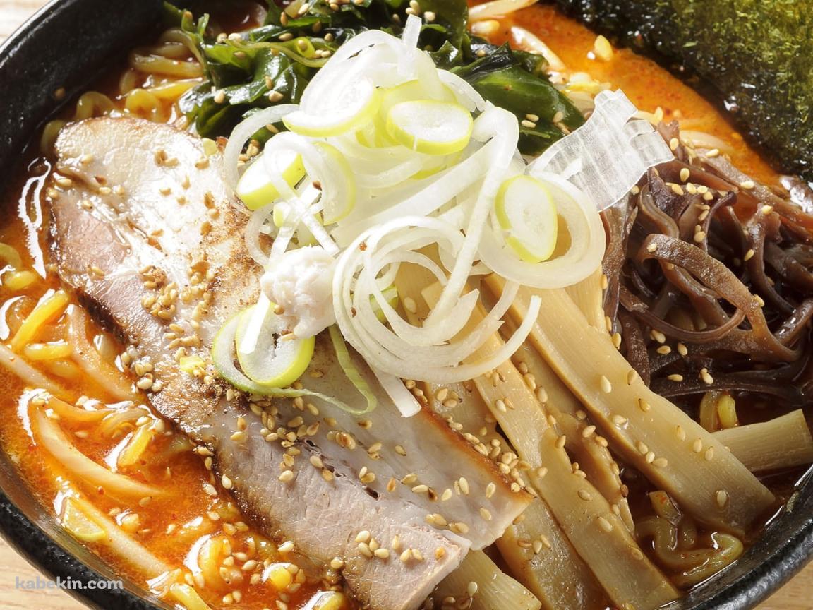 美味しそうなラーメン / ネギ / メンマ / チャーシュー / 海苔 / ゴマ / めかぶ / きくらげの壁紙(1152px x 864px) 高画質 PC・デスクトップ用