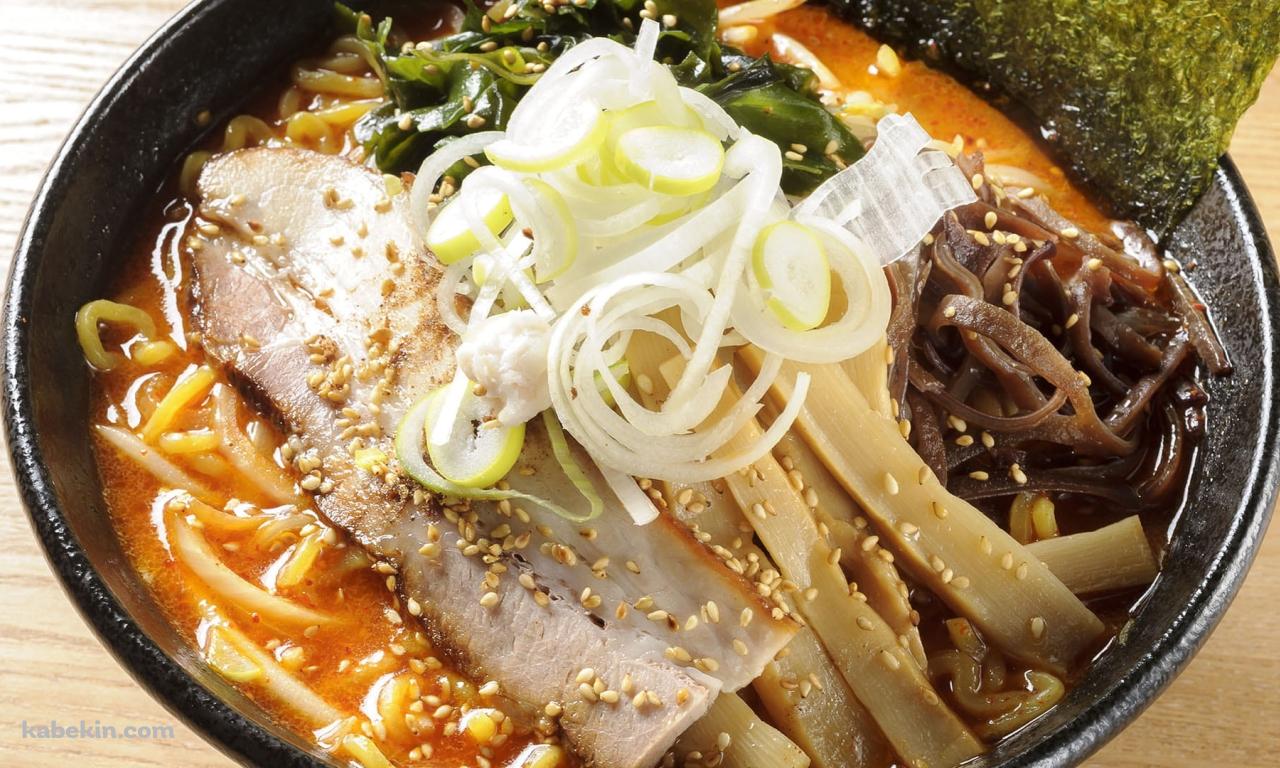 美味しそうなラーメン / ネギ / メンマ / チャーシュー / 海苔 / ゴマ / めかぶ / きくらげの壁紙(1280px x 768px) 高画質 PC・デスクトップ用
