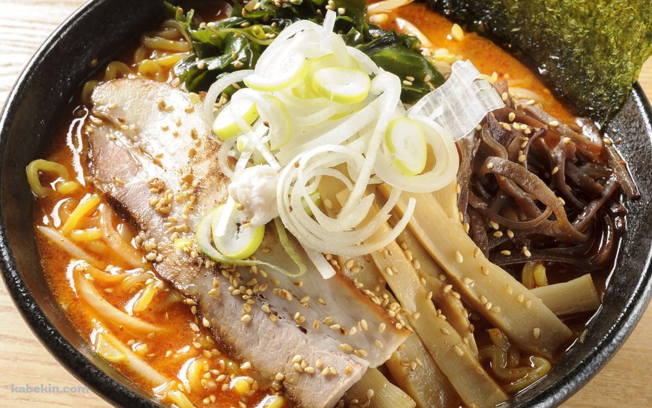美味しそうなラーメン / ネギ / メンマ / チャーシュー / 海苔 / ゴマ / めかぶ / きくらげの壁紙(1280px x 800px) 高画質 PC・デスクトップ用