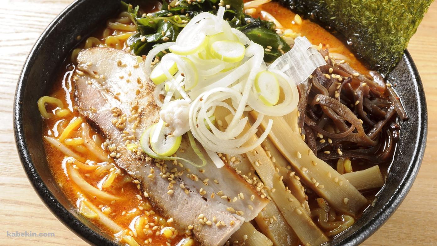 美味しそうなラーメン / ネギ / メンマ / チャーシュー / 海苔 / ゴマ / めかぶ / きくらげの壁紙(1391px x 783px) 高画質 PC・デスクトップ用