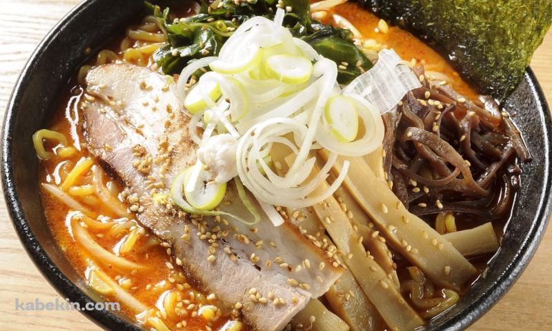 美味しそうなラーメン / ネギ / メンマ / チャーシュー / 海苔 / ゴマ / めかぶ / きくらげの壁紙(800px x 480px) 高画質 PC・デスクトップ用