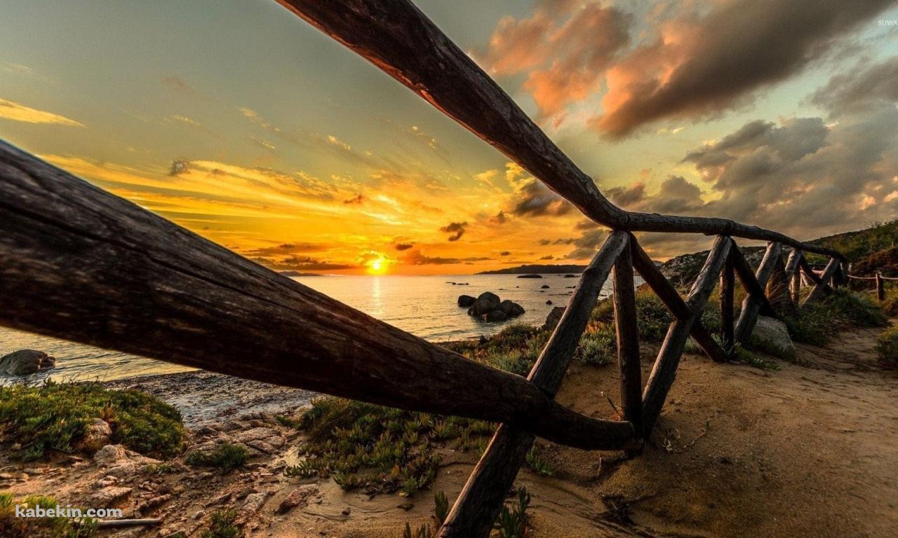 木のフェンス越しに見える綺麗な海と夕陽の壁紙(1280px x 768px) 高画質 PC・デスクトップ用