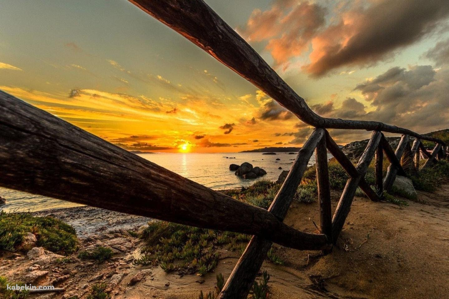 木のフェンス越しに見える綺麗な海と夕陽の壁紙(1440px x 960px) 高画質 PC・デスクトップ用